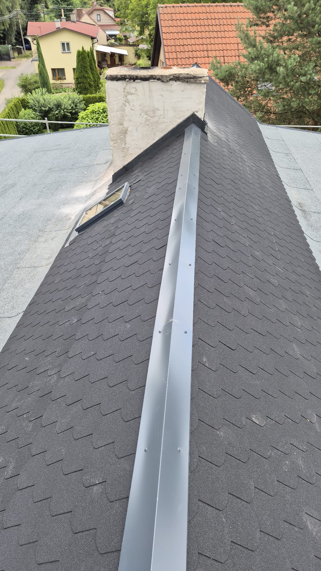 Šindelová střecha s hřebenem